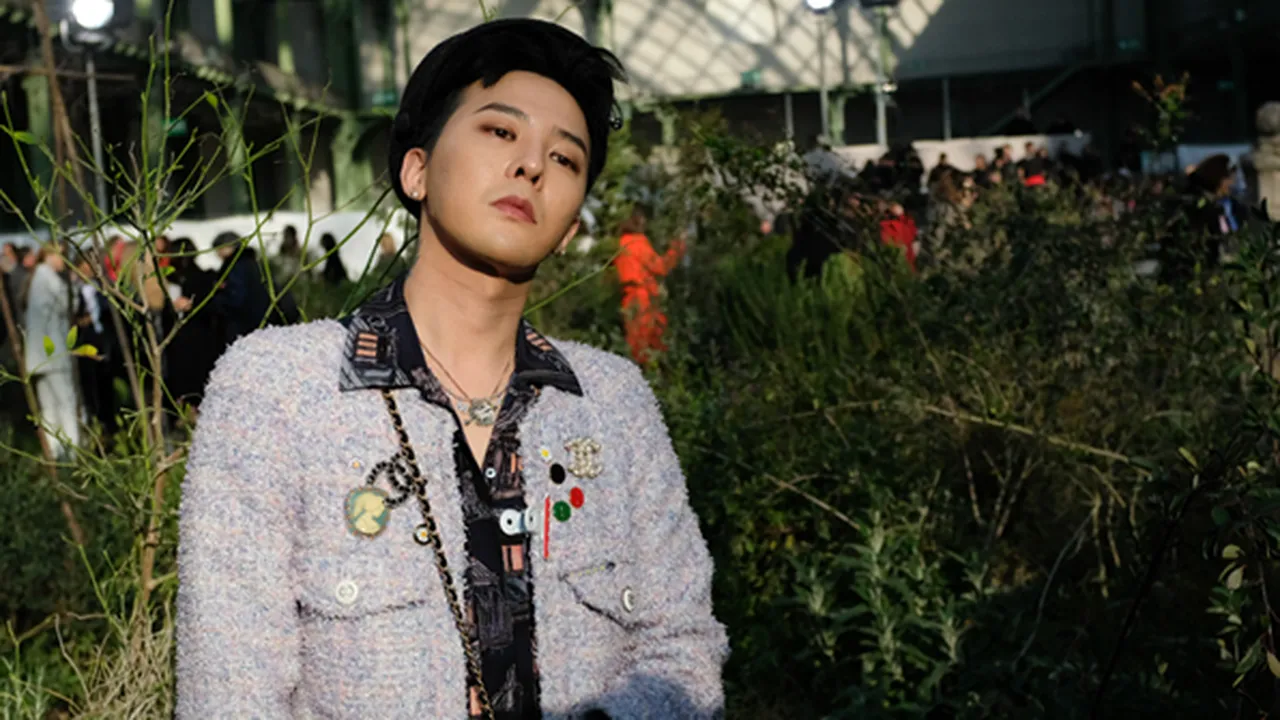Hadiri Event Chanel di Paris Fashion Week, G-Dragon Berani Pakai Baju Wanita Hadiri Event Chanel di Paris Fashion Week, G-Dragon Berani Pakai Baju Wanita
