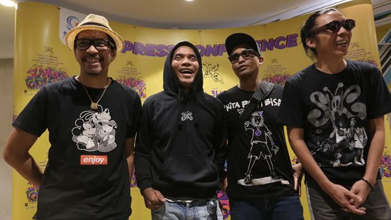 Hadiri Jumpa Pers 'Konser 36 Tahun Slanking Forever', Kaka Slank Pakai Sandal Jepit