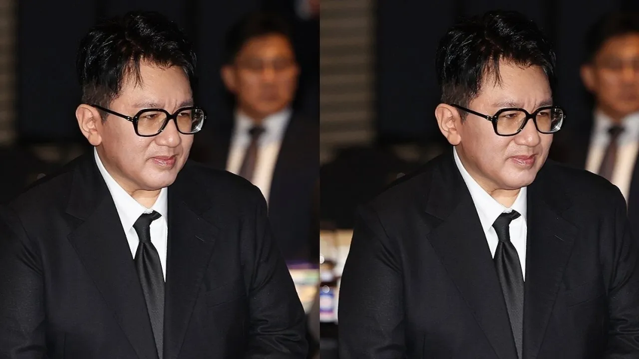 Hadiri Pertemuan KELA, Penampilan Terbaru Bang Si Hyuk Curi Perhatian