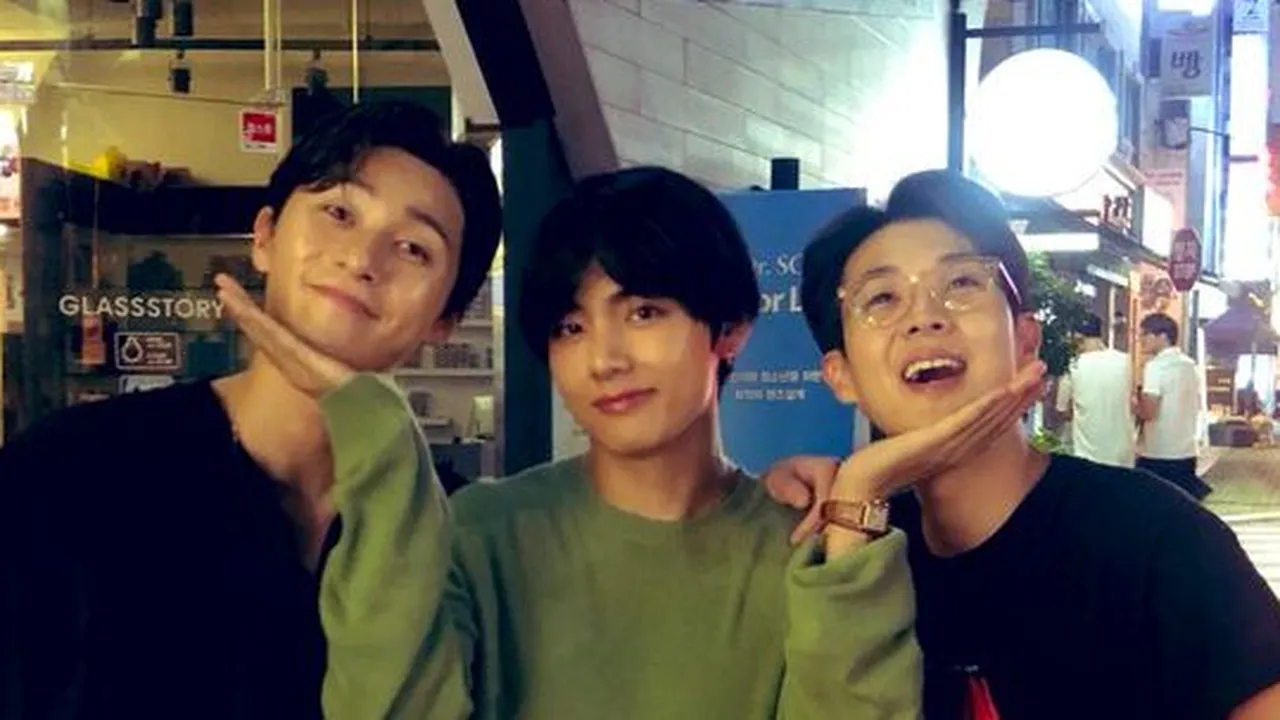 Hadiri Premier 'THE DIVINE FURY', V BTS Beri Dukungan Park Seo Joon dan Choi Woo Shik