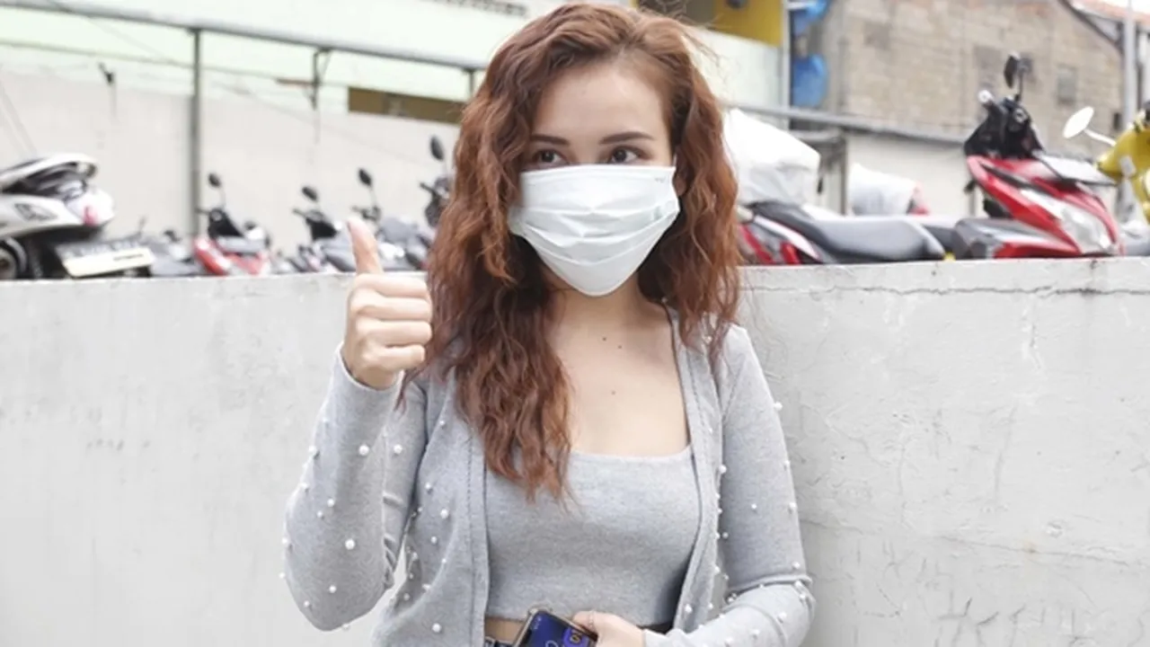 Hadiri Ulang Tahun Sahabat, Ayu Ting Ting Pelukan Mesra dengan Adit Jayusman