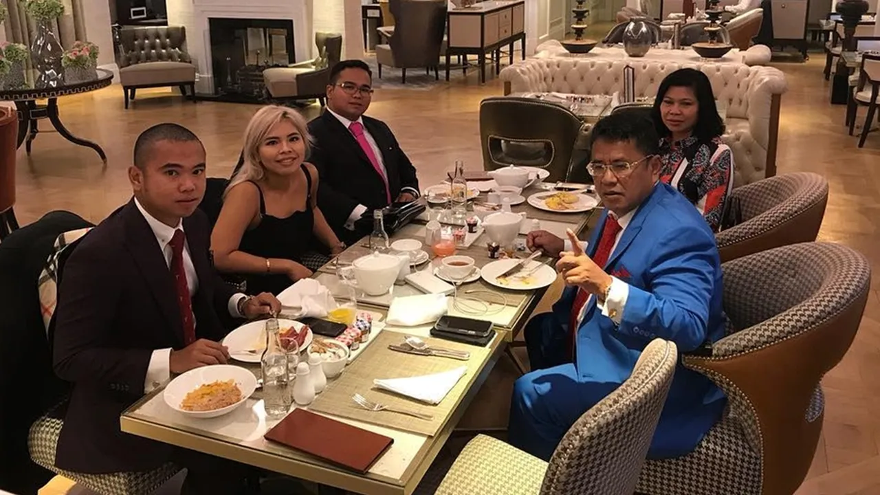 Hadiri Wisuda Putra Bungsu di London, Hotman Paris Menangis Bangga