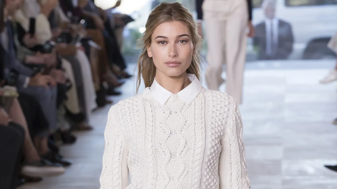 Hailey Baldwin Tiduran Manja di Dada Justin Bieber, Romantis!