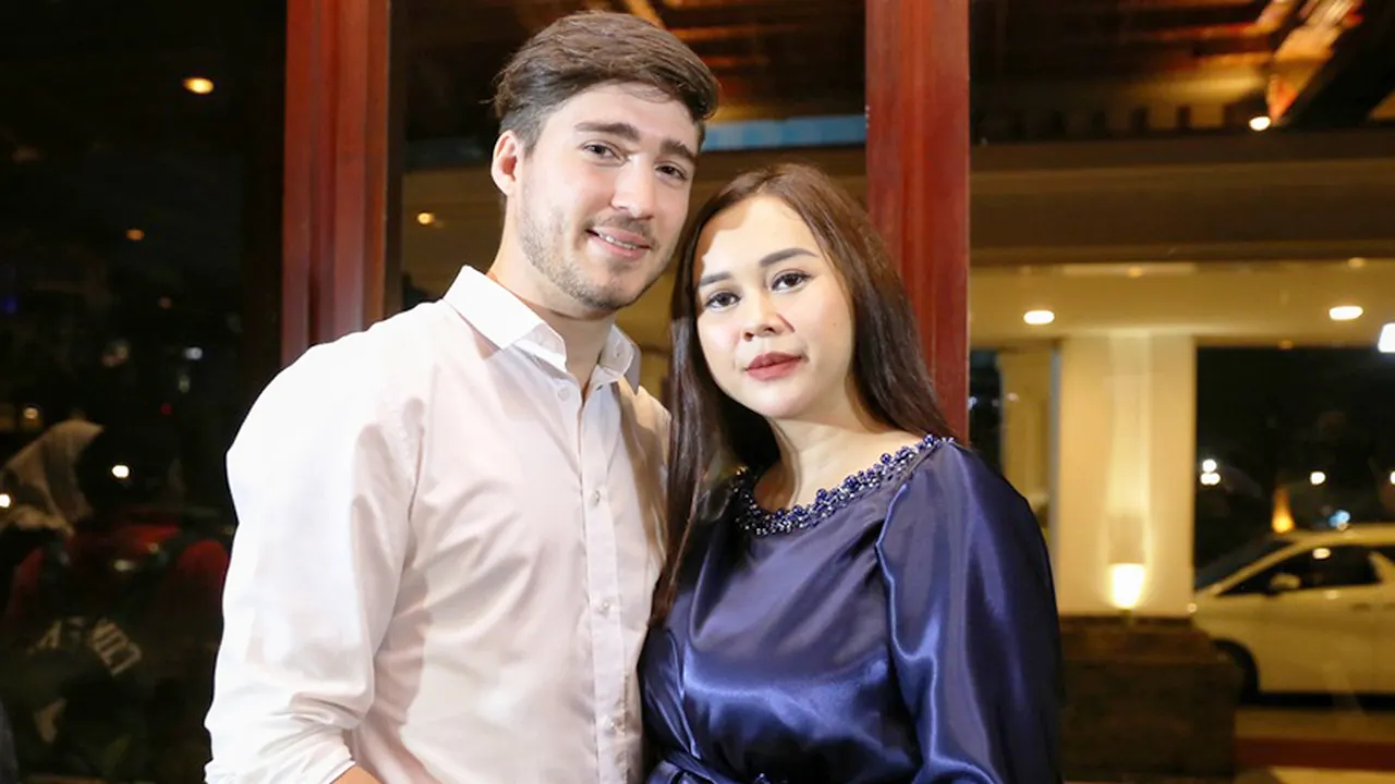 Hamil 7 Bulan, Aura Kasih Jadi Sering Ngemil Beras Mentah