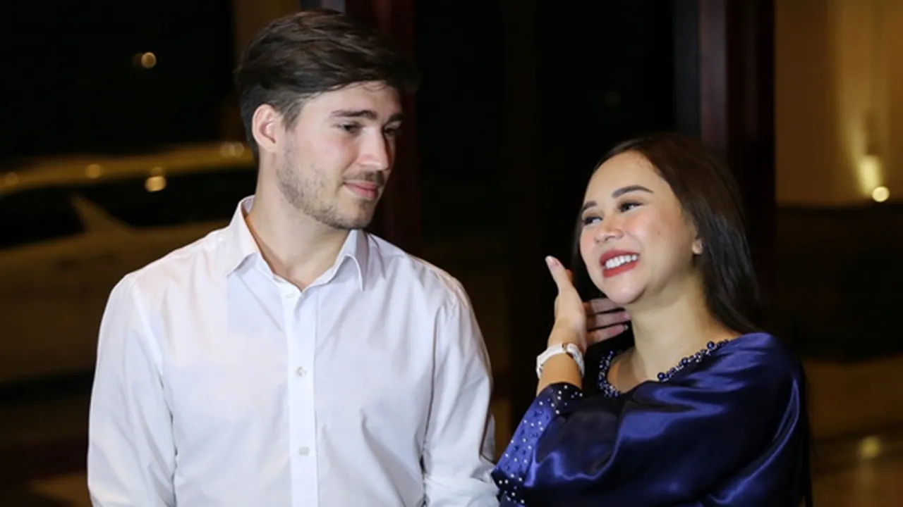 Hamil Besar, Aura Kasih Pilih Rahasiakan Nama & Jenis Kelamin Bayinya Hamil Besar, Aura Kasih Pilih Rahasiakan Nama & Jenis Kelamin Bayinya