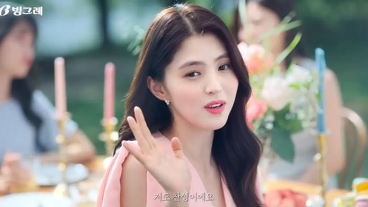 Han So Hee Ulang Adegan Populer 'THE WORLD OF THE MARRIED' di Iklan Jus, Cantiknya Sesegar Buah Peach