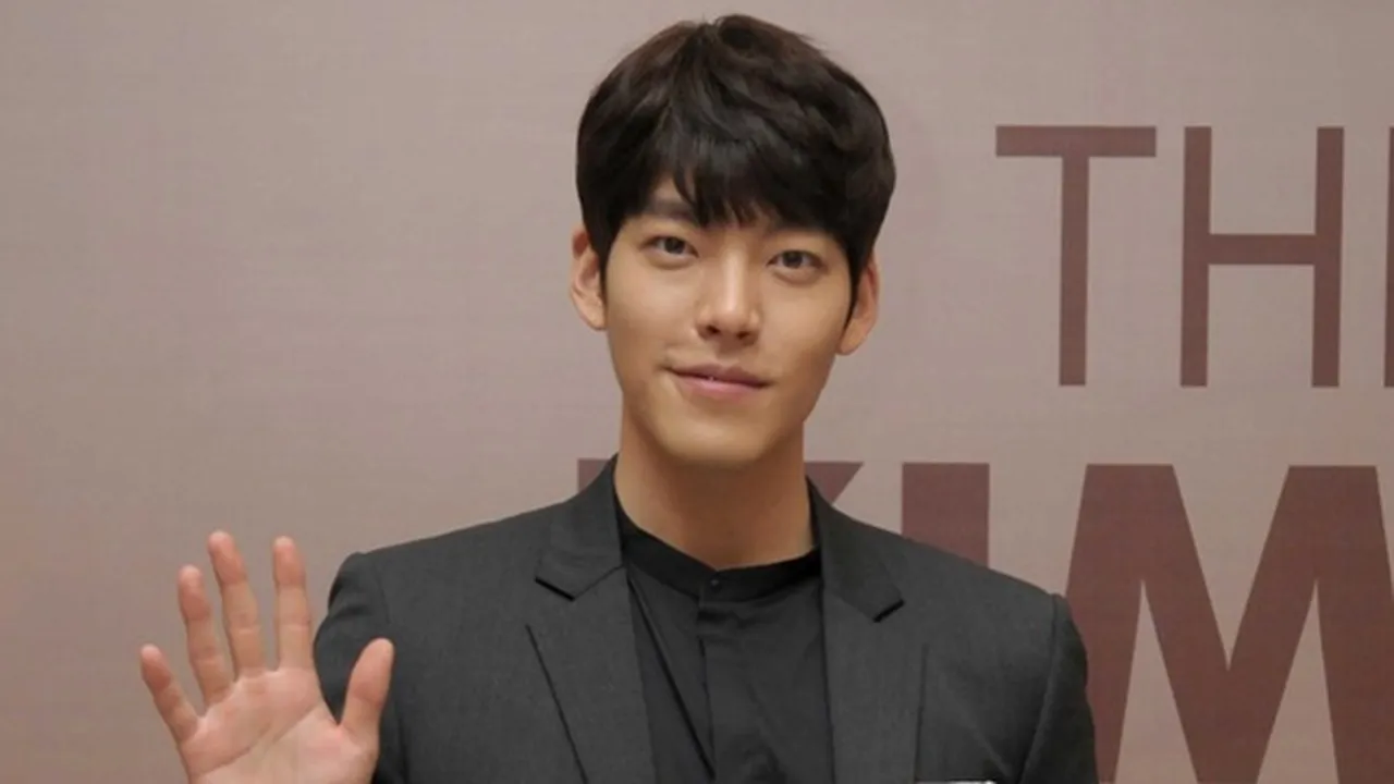 Hangout Bareng Lee Jong Suk, Kim Woo Bin Muncul Dengan Rambut Gondrong