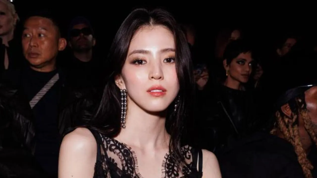 Tampil Serba Hitam di Paris Fashion Week 2023, Ini Harga Outfit Han So Hee