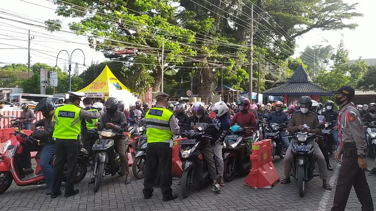 Hari Aktif Kerja, Pemeriksaan Kendaraan Masuk Malang Timbulkan Kemacetan