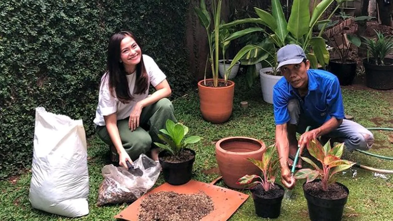 Hari-harinya Ersa Mayori, Akrab Banget Sama Tukang Kebun