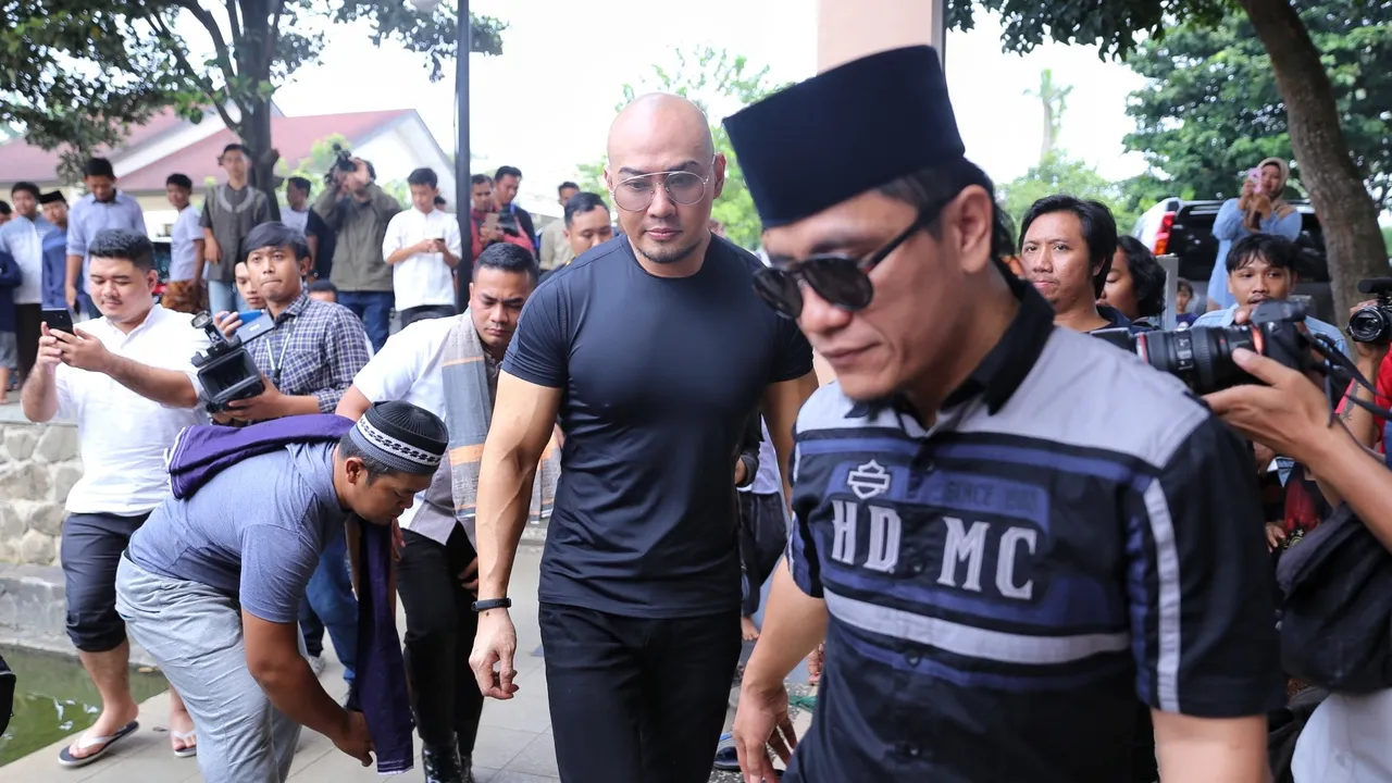 Hari Ini, Deddy Corbuzier Laksanakan Shalat Jumat Untuk Pertama Kalinya