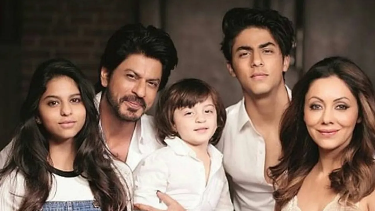 Hari Raksha Bandhan, Aryan Khan Peluk Hangat Suhana Khan