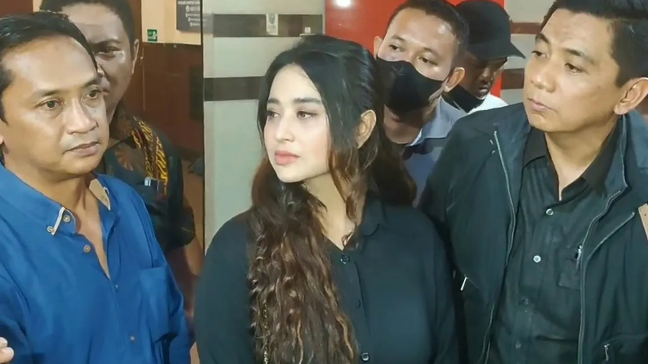 Haters Dewi Perssik Minta Maaf Sambil Menangis Sesegukan di Kantor Polisi