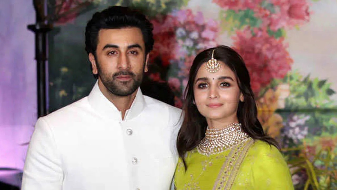 Heboh Beredar Undangan Pernikahan Ranbir Kapoor dan Alia Bhatt, Ternyata Palsu!