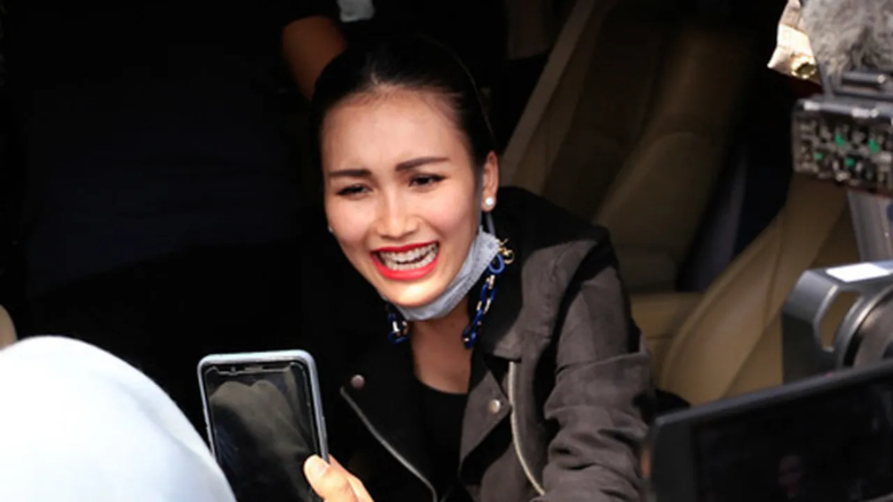 Heboh Pengemis Tuding Ayu Ting Ting Pelit, Seperak pun Nggak Dikasih