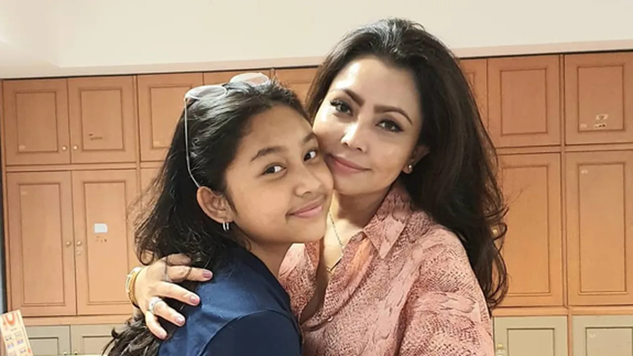Heboh Sosok Penampakan Hantu Muncul di Video Tik Tok Khirani Putri Mayangsari Heboh Sosok Penampakan Hantu Muncul di Video Tik Tok Khirani Putri Mayangsari