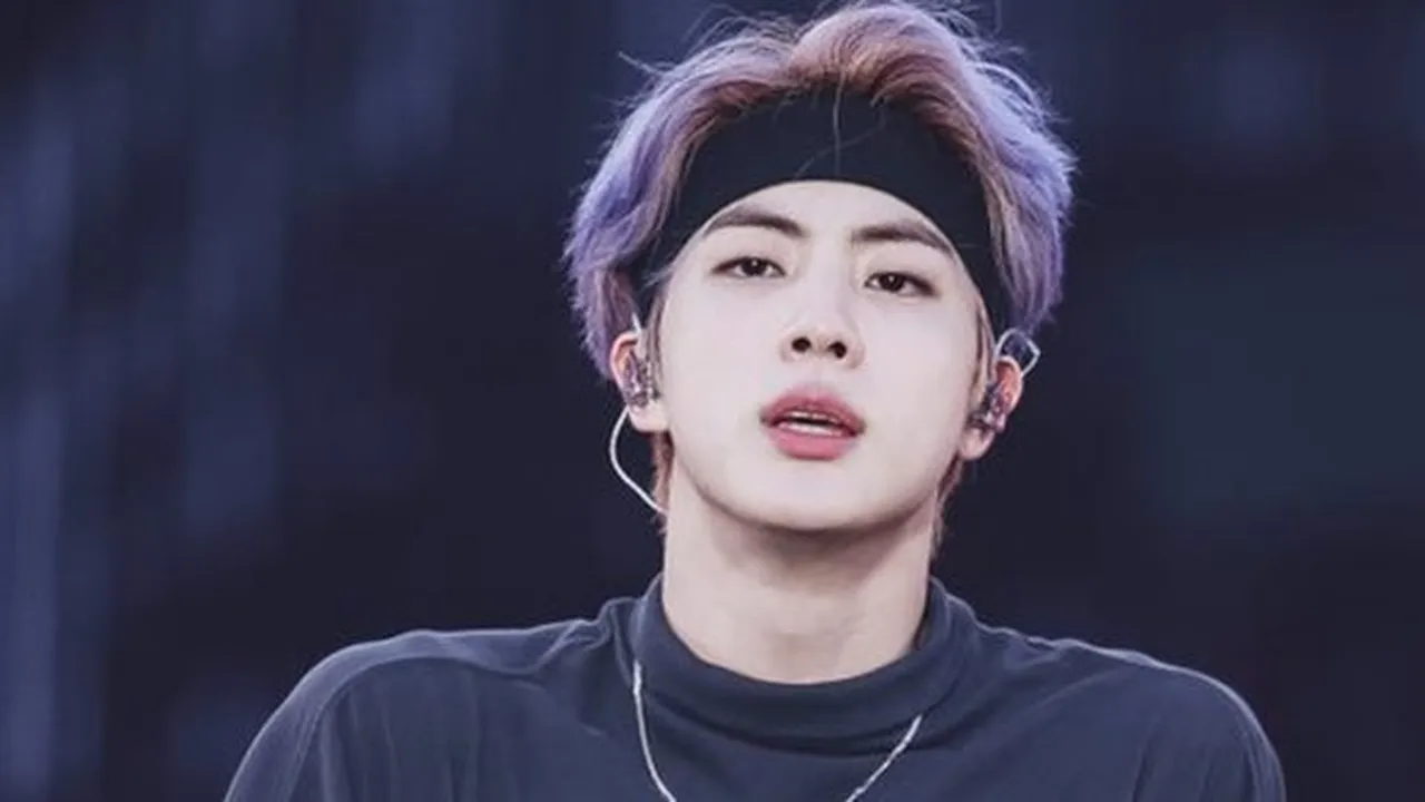 Hiasi Tas, Jin BTS Bikin Gantungan Kunci Ini Langsung Ludes Terjual