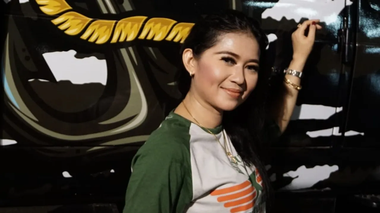 Hilangkan Rasa Jenuh, Pedangdut Tiara Marleen Koleksi Mobil Jeep