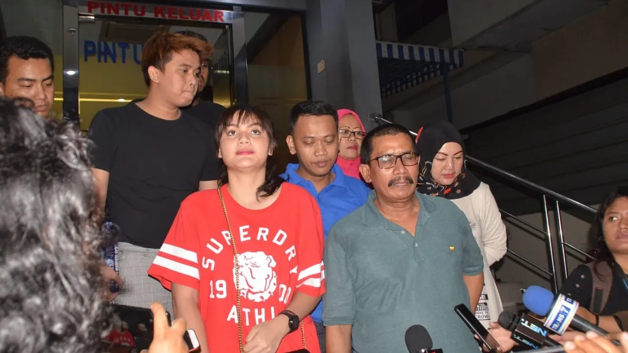Hilda Vitria dan Ibunda Akhirnya Laporkan Kris Hatta ke Polisi