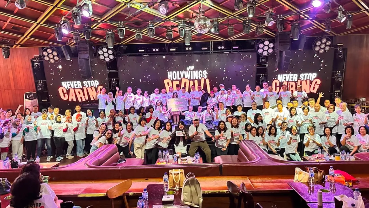 Holywings Peduli Ajak Warga Kelapa Gading Hidup Sehat Sekaligus Salurkan Bantuan Tempat Sampah