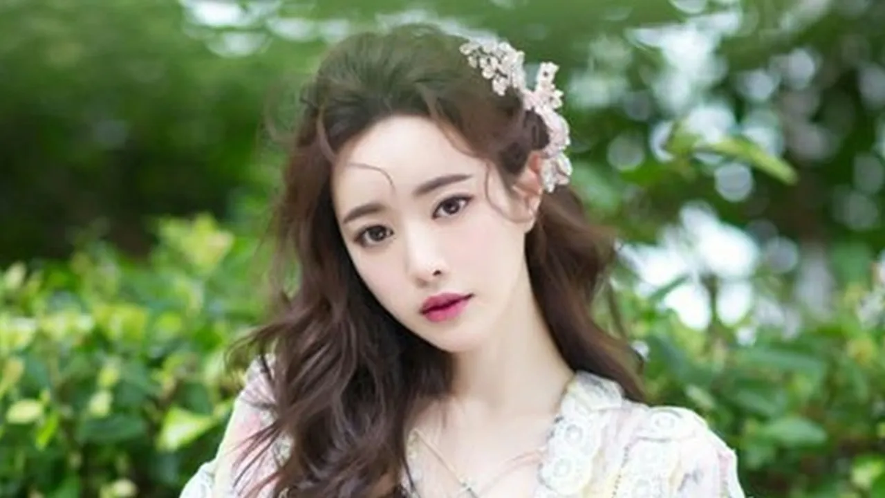 Hong Soo Ah Akui Karirnya Makin Lancar Berkat Operasi Plastik