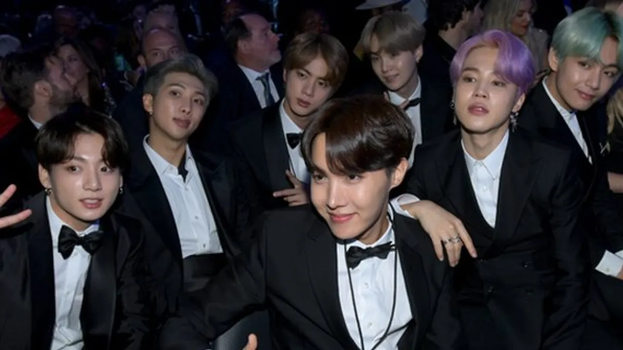 Hormati Islam, BTS Tak Pamerkan Abs & Kru Pakai Abaya di Konser Arab