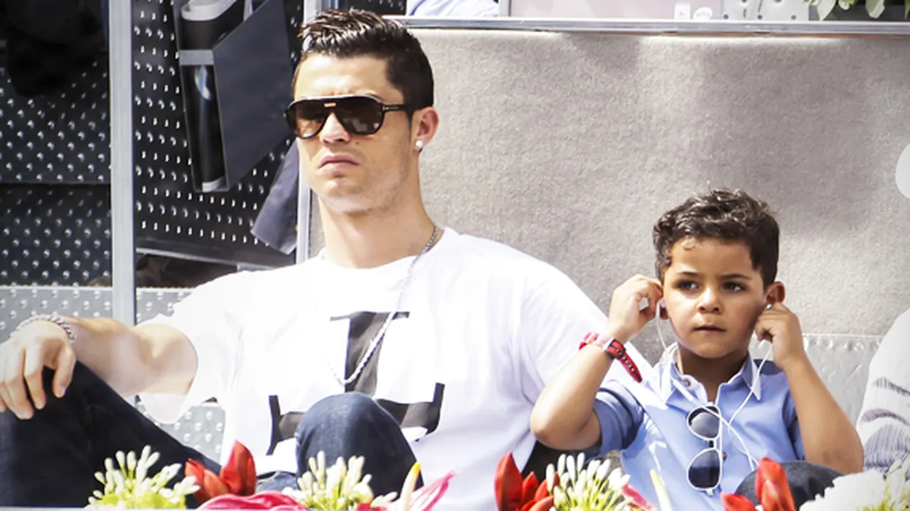 Hot Papa! Romantisme Mesra Cristiano Ronaldo dan Anaknya