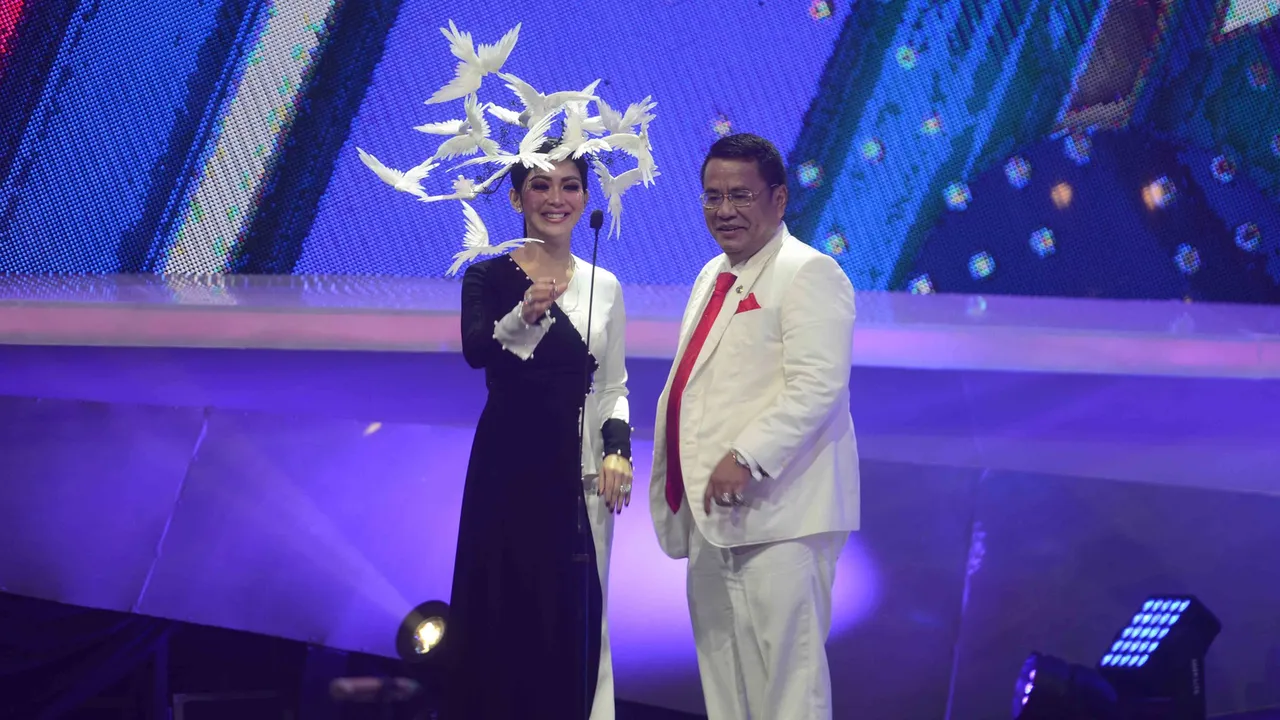 Hotman Paris Berencana Untuk 'Grebek' Jet Pribadi Syahrini, Ada Apa?