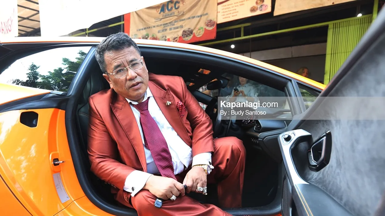 Hotman Paris Hutapea Puji Joni 'Pemanjat Tiang Bendera'