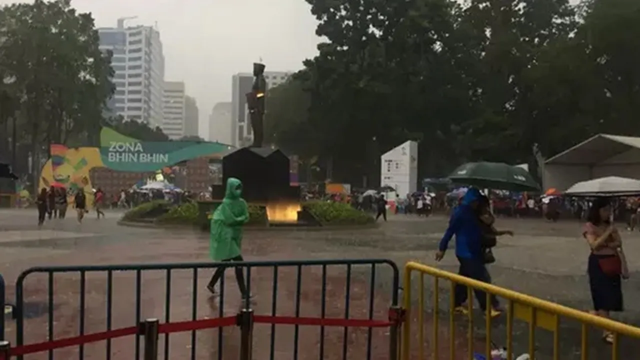 Hujan Guyur GBK, Pengunjung Tetap Antusias Tonton Penutupan Asian Games 2018