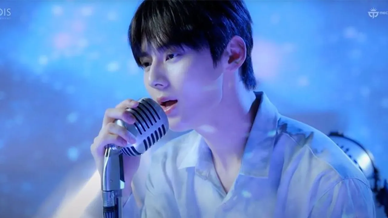 Hwang Minhyun Sapa Penggemarnya Sambil Membuat Patbingsoo
