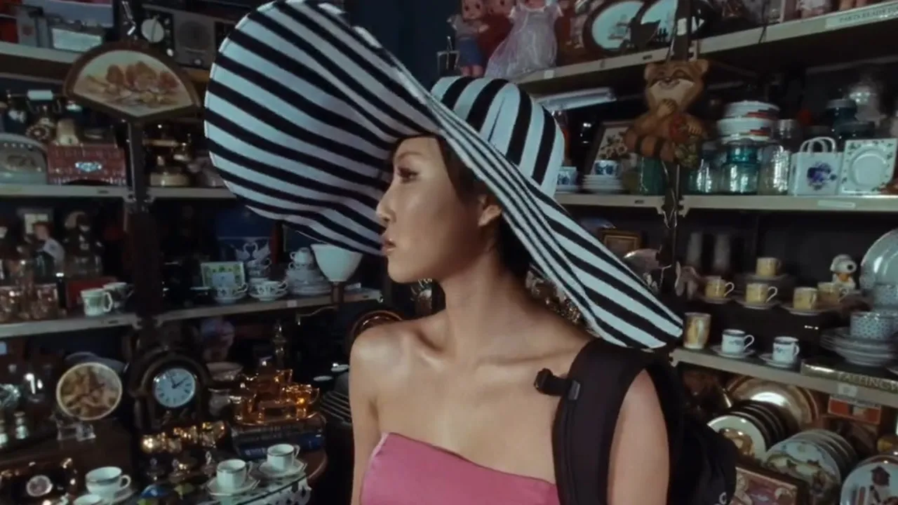 Hwasa Comeback di MV So Cute, Teaser Perlihatkan Capeknya Mengurus Bocil