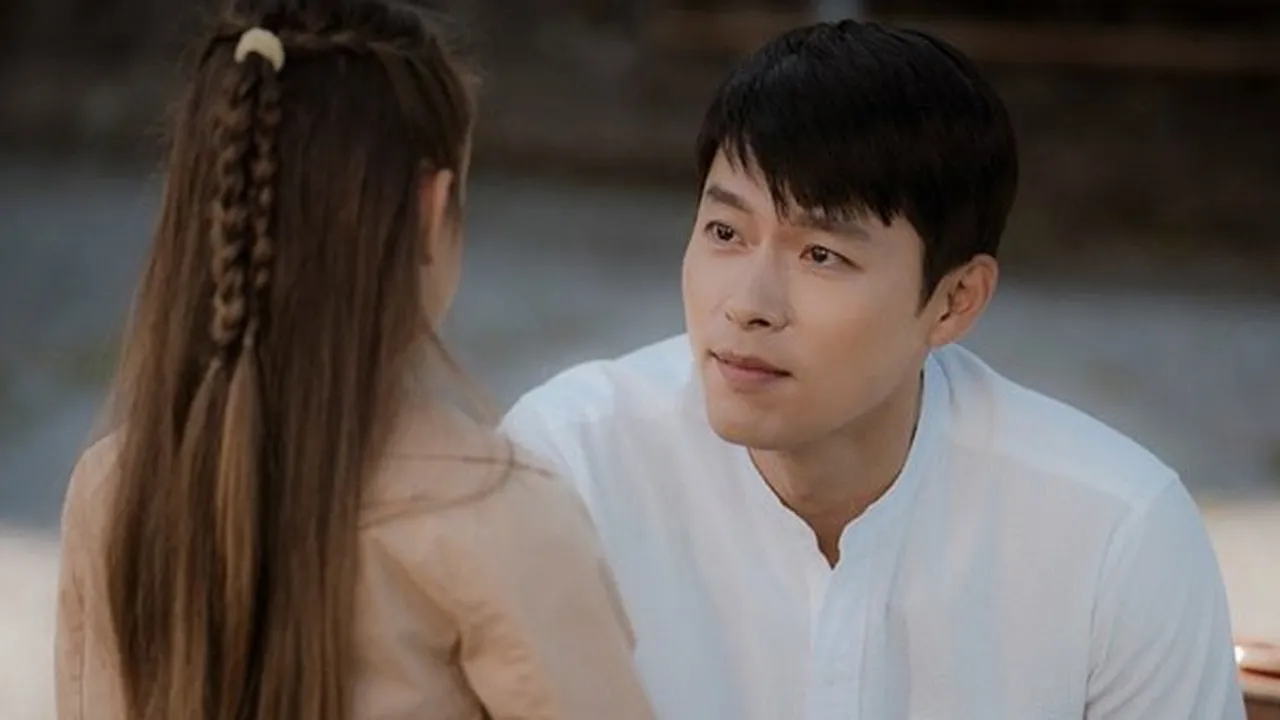 Hyun Bin Pamer Pesona Daddy-able Berinteraksi Dengan Aktris Cilik di Lokasi Syuting