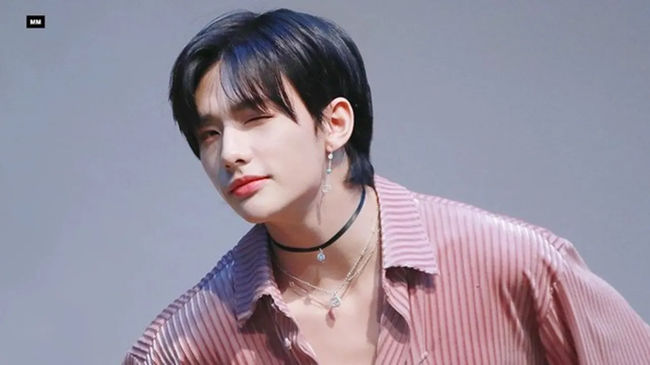 Hyunjin Stray Kids Kejutkan Penggemar dan Netizen Gara-Gara Punya Ukuran Tangan Besar! Hyunjin Stray Kids Kejutkan Penggemar dan Netizen Gara-Gara Punya Ukuran Tangan Besar!