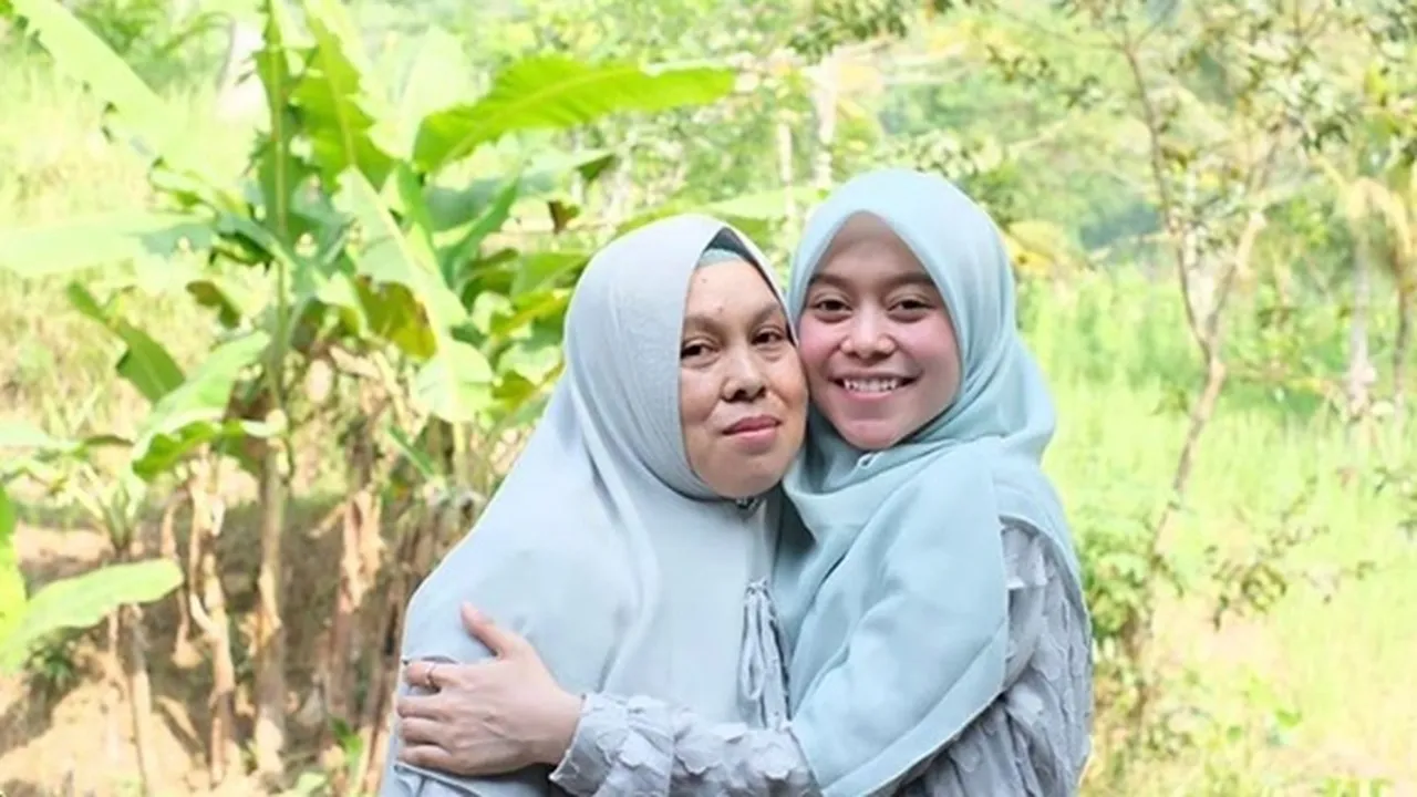 Ibunda Lesti Ungkap Alasan Sering Absen Temani Sang Anak Manggung