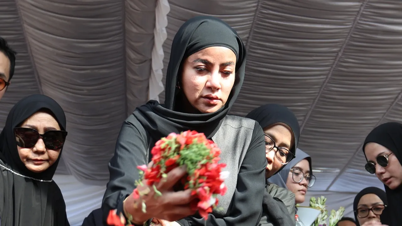 Ibunda Olla Ramlan Berperan Besar dalam Karir Anaknya di Dunia Entertainment