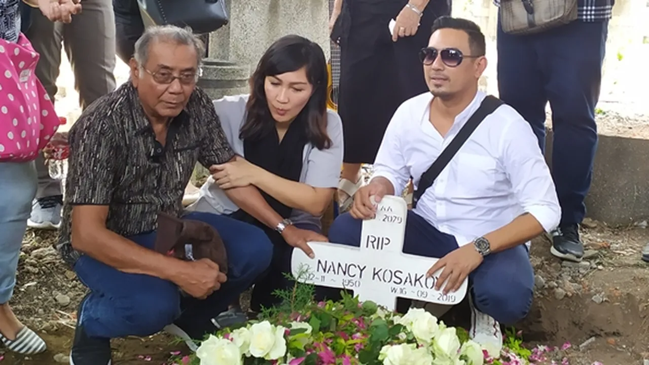 Ibunda Rio Febrian Meninggal, Isak Tangis Warnai Pemakamannya Ibunda Rio Febrian Meninggal, Isak Tangis Warnai Pemakamannya