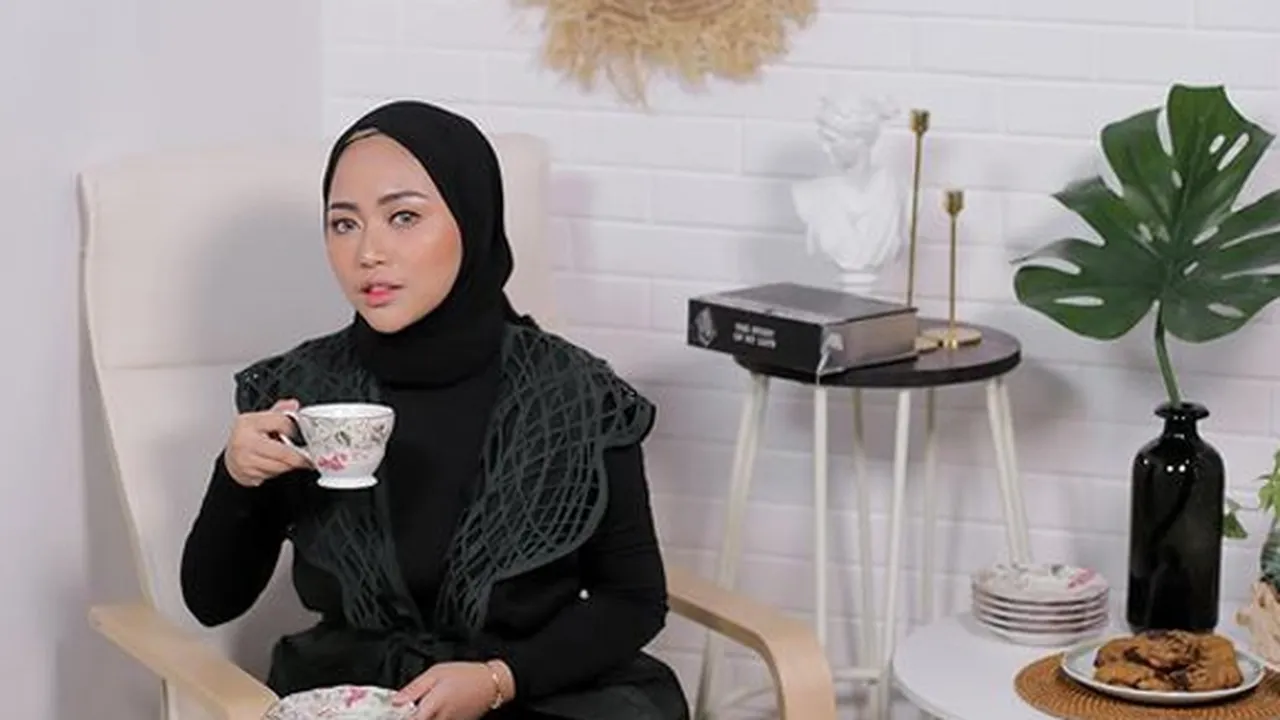 Ibunda Ungkap Rachel Vennya Masih Sering Buka Tutup Hijab Ibunda Ungkap Rachel Vennya Masih Sering Buka Tutup Hijab