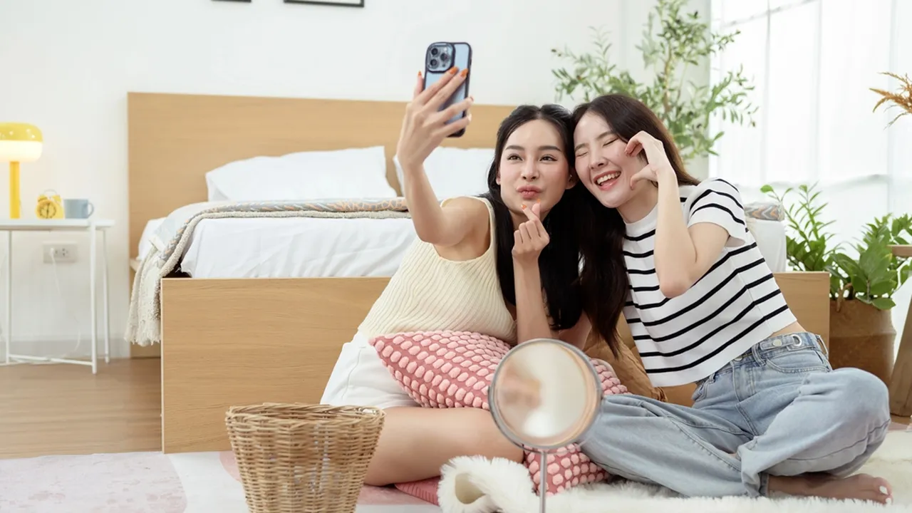 Ide Slow Weekend bareng Bestie: Dari Nonton Film sampai Masak Menu Ramen Yes yang Oishi Banget!