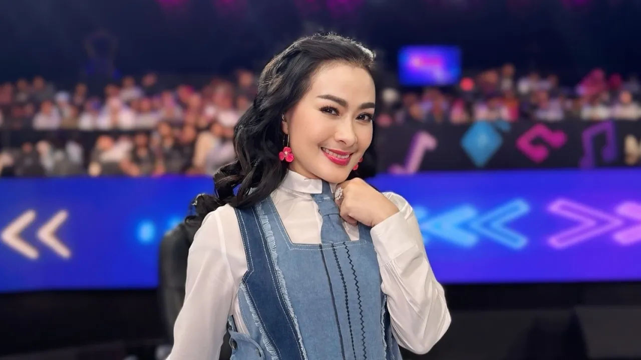 Iis Dahlia Bongkar Rahasia di Balik Wajah Kencangnya, Anti Dandan Tebal Iis Dahlia Bongkar Rahasia di Balik Wajah Kencangnya, Anti Dandan Tebal