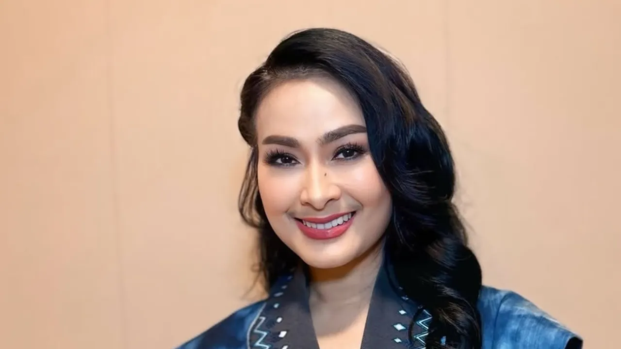 Iis Dahlia Curhat Kangen Dipeluk Devano, Rela Ngalah Datangi Rumah Anak