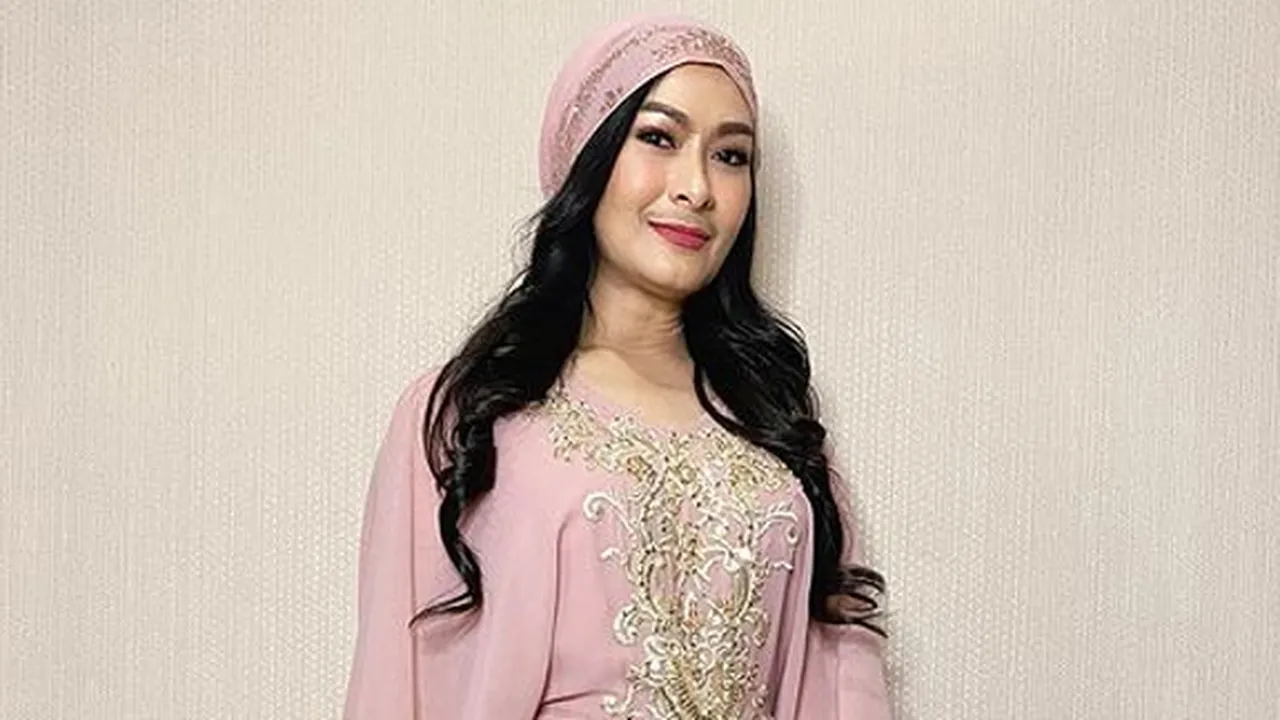 Iis Dahlia Dihujat Lagi Gara-Gara Rambut Dicat Hitam, Netizen: Haram Hukumnya