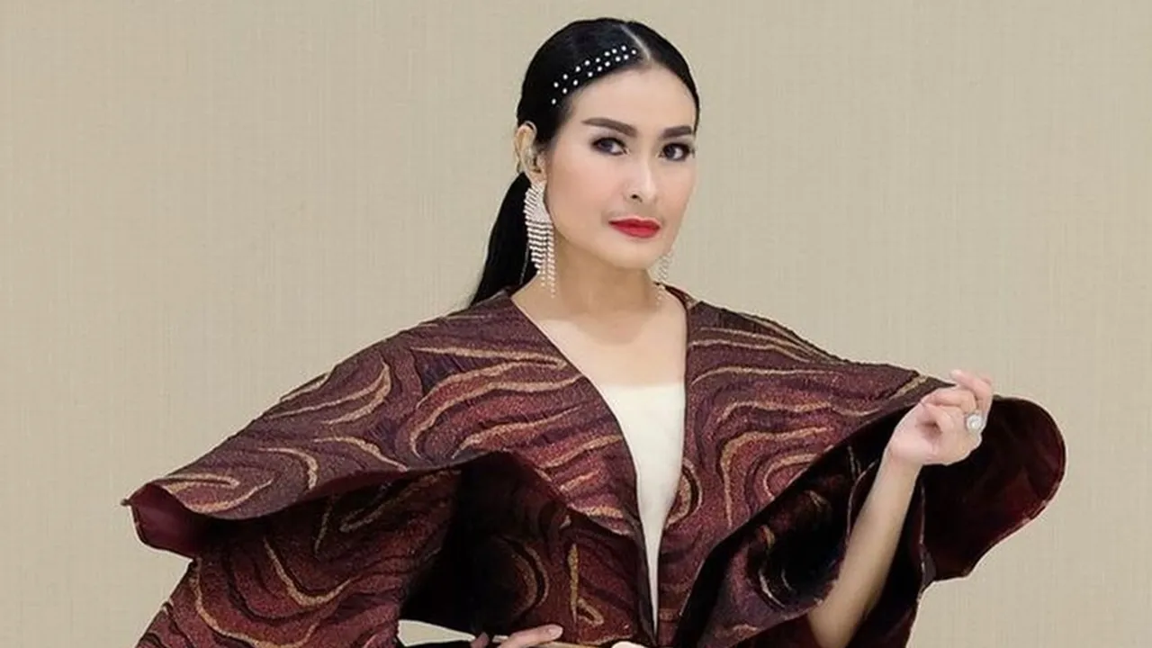 Iis Dahlia Sebut Kalung Salib Yang Dipakai Devano Danendra Cuma Aksesoris