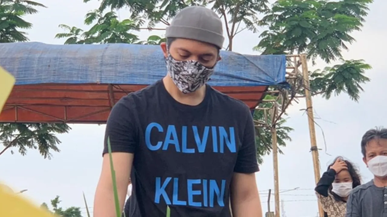 Ikhlaskan Kepergian Sang Bunda, Irwansyah: Mamah Terlalu Cinta Sama Papa