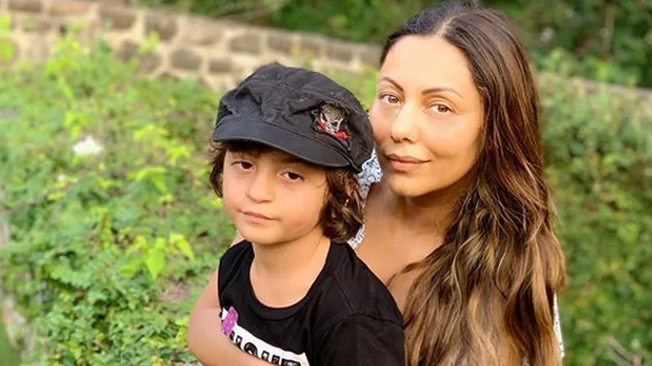 Ikut Misa di Gereja Bareng AbRam Khan, Baju Gauri Khan Jadi Sorotan