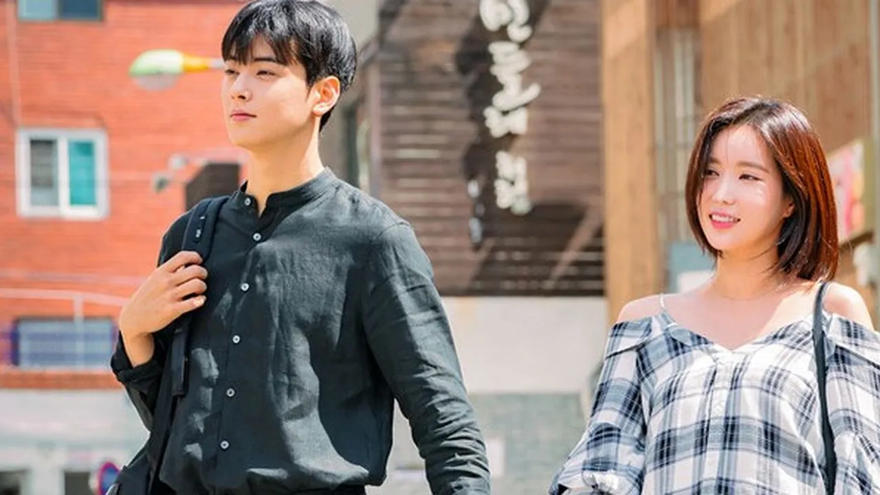 Im Soo Hyang - Cha Eunwoo Sapa Fans Sebelum Berangkat Liburan Bareng