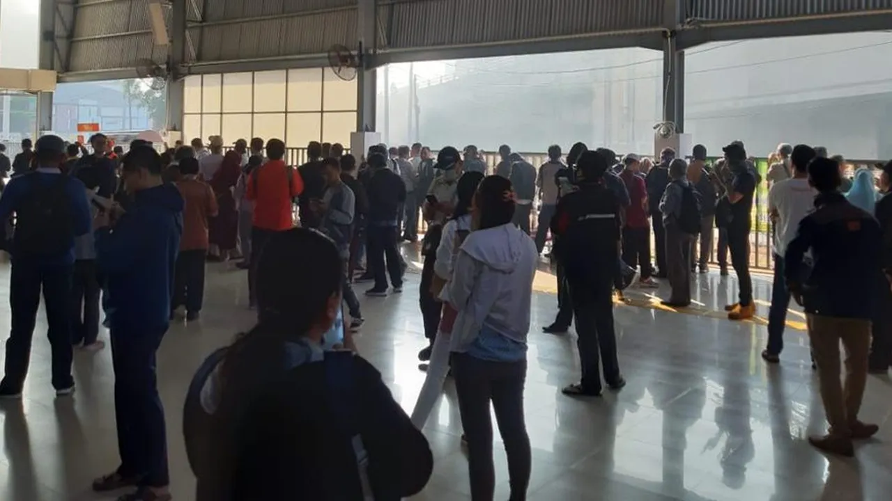 Imbas Kerusuhan, Penumpang KRL Sampai Terkunci di Stasiun Tanah Abang