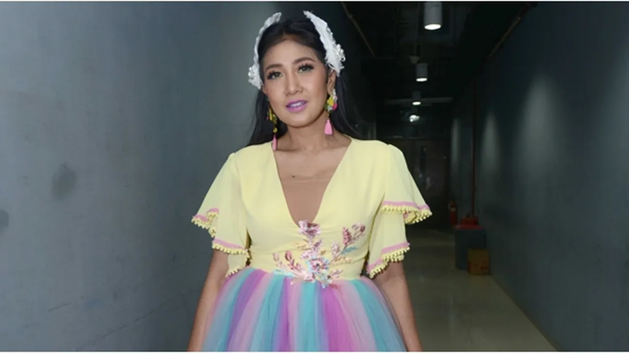 Improvisasi Erie Suzan di Panggung Konser Luar Biasa Musical Cinta 24 Karat