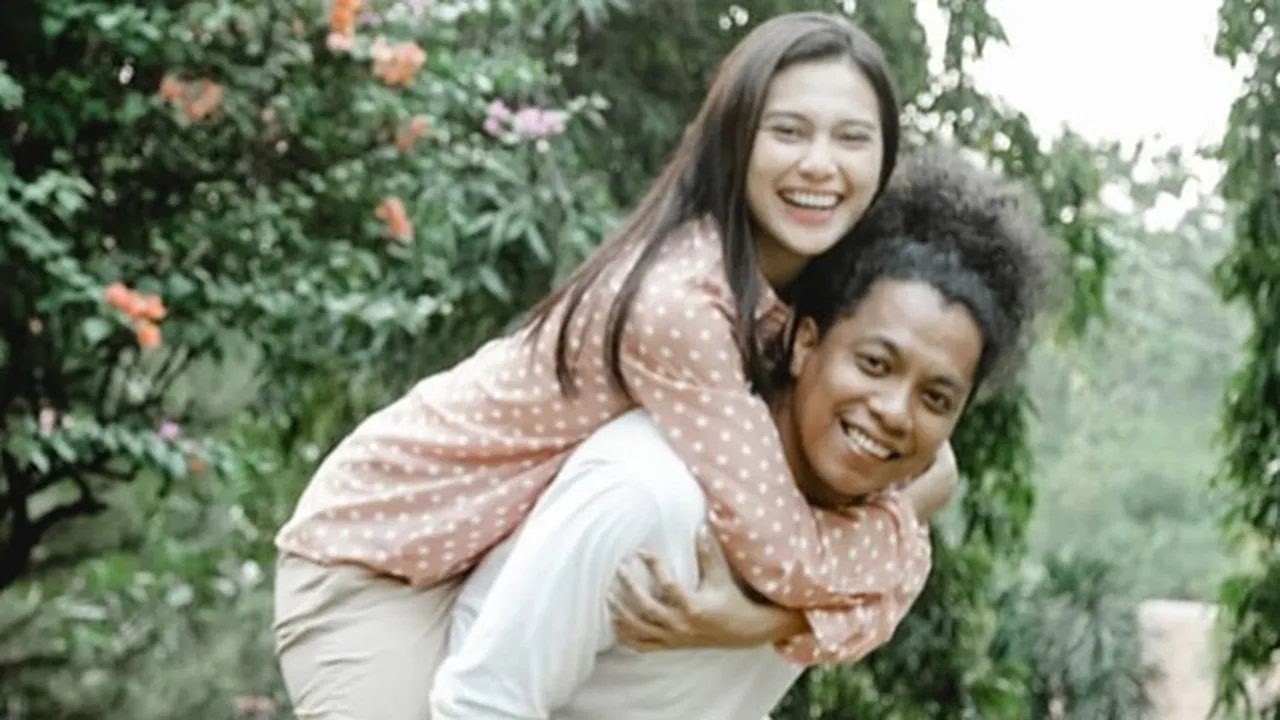 Indah Permatasari Dikabarkan Hamil, Arie Kriting: Doakan Saja