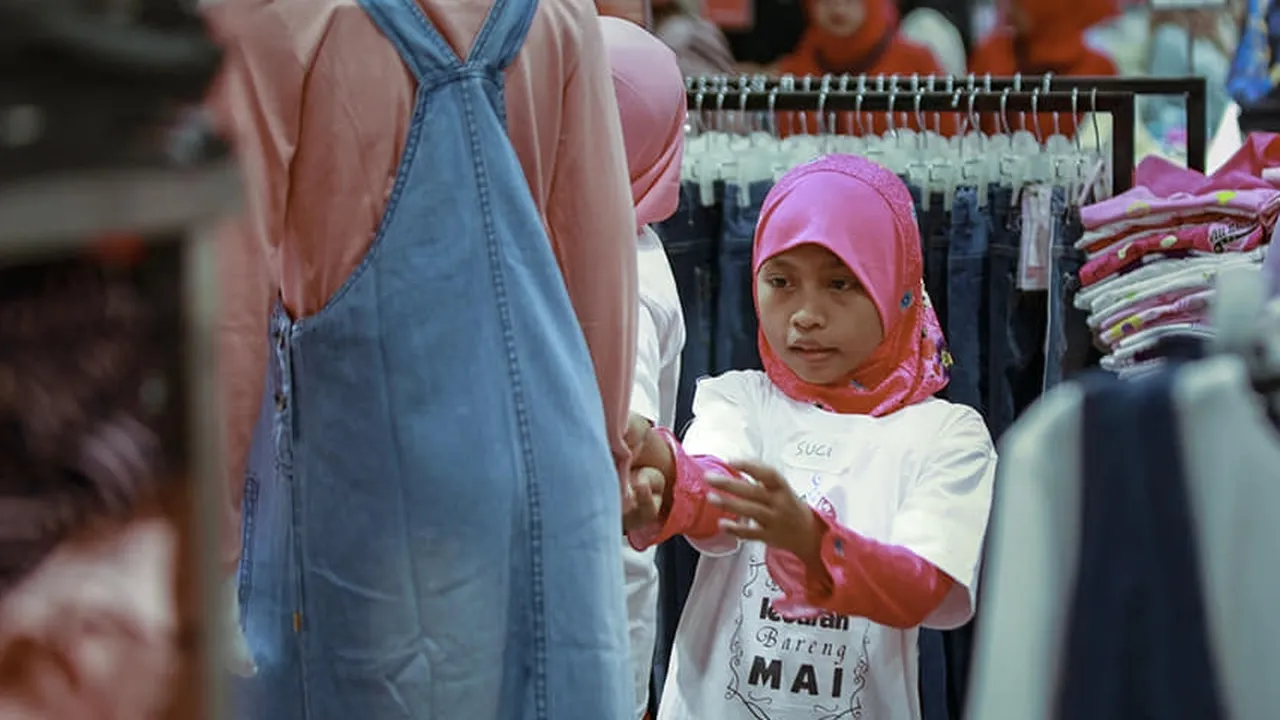 Indahnya Berbagi! Kisah Anak Yatim Piatu Pertama Kali Masuk Mall Ini Bikin Terharu